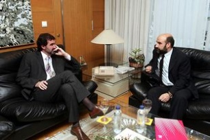 N&eacute;stor Rego, candidato do BNG, nunha reuni&oacute;n co vicepresidente