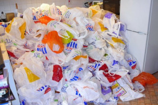 Outra das ideas &eacute; gravar a aquelas empresas que ofrezan bolsas de pl&aacute;stico dun s&oacute; uso