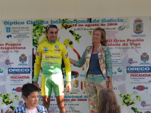 Pedro Fern&aacute;ndez recibindo un premio xunto a Marta Souto / Foto: C.C. Vigu&eacute;s