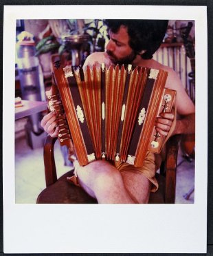 Jamie Livingston tocando o acorde&oacute;n o 2 de xullo de 1989