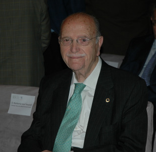 Fern&aacute;ndez Albor, tam&eacute;n presente no Hostal, era o presidente da Xunta cando se asinou a Declaraci&oacute;n