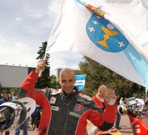 Fran G&oacute;mez Pallas abala unha bandeira galega para celebrar a s&uacute;a chegada a Bos Aires