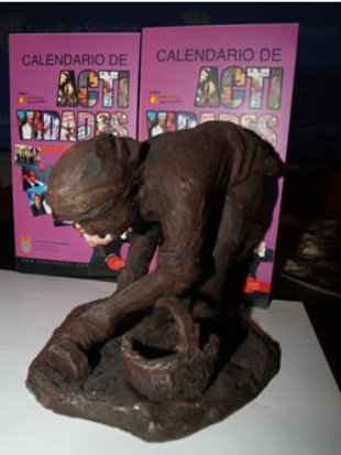 Unha r&eacute;plica do monumento &aacute; mariscadora de Arcade, de Carlos Tesouro