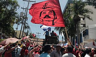 Partidarios de Zelaya fronte &aacute; embaixada brasileira, este martes