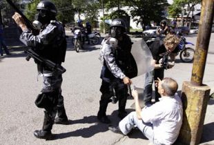 O Ex&eacute;rcito controlou os lugares de votaci&oacute;n e rexistr&aacute;ronse ducias de detenci&oacute;ns