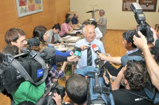 Unha vez proclamado ga&ntilde;ador, recibiu numerosas felicitaci&oacute;ns e atendeu os medios na Facultade de Ciencias da Educaci&oacute;n