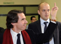 Pol&eacute;mico xesto de Aznar