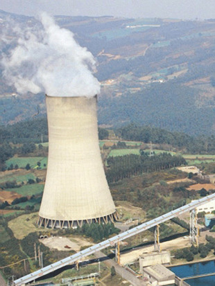 Torre de refrixeraci&oacute;n da central t&eacute;rmica de Meirama, un dos principais focos de CO2 do pa&iacute;s / CIG
