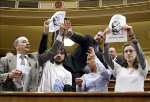 Manifestantes no Congreso dos Deputados, en Madrid, con lemas a prol da Haidar e da independencia saharau&iacute;