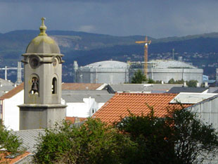Mugardos, campanario de San Xuli&aacute;n e Reganosa ao fondo / Flickr: Cruzul