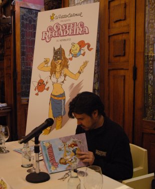 Norberto Fern&aacute;ndez asinou exemplares durante a presentaci&oacute;n do &aacute;lbum