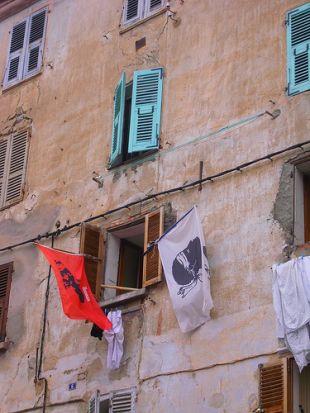 Bandeira en Corti, capital hist&oacute;rica de Corsica / Flickr: Guillaume Lucien Edouard