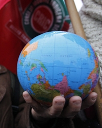 'O mundo nas s&uacute;as mans'