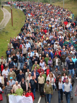 Imaxe da manifestaci&oacute;n dos gandeiros a p&eacute; at&eacute; San Caetano