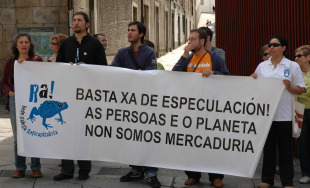 Un cento de persoas asistiron &aacute; concentraci&oacute;n, convocada polo Foro Galego de Inmigraci&oacute;n