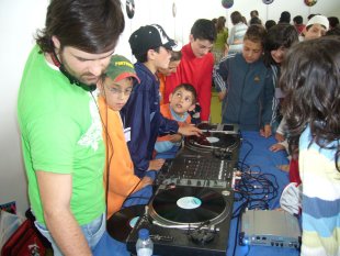 Os cativos aprenderon m&uacute;sica durante a feira na Escola Sinsal