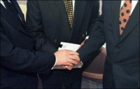 Apert&oacute;n de mans entre Blair e Ahern, que simboliza o acordo