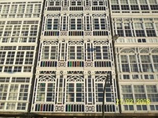 Edificio rehabilitado na c&eacute;ntrica r&uacute;a de Rego de Auga