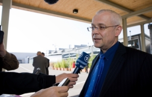 Paradoxalmente, o comisario europeo de Emprego, Vladimir Spidla, dixo que o acordo &eacute; "un impulso m&aacute;is &aacute; Europa social"