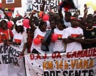 O partido no goberno dende 1975, o MPLA, parte como favorito. Na imaxe superior, cartaz coa imaxe do presidente, Jos&eacute; Eduardo dos Santos