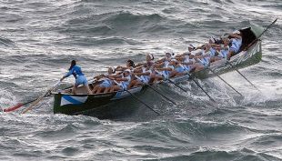 A selecci&oacute;n feminina de remo ga&ntilde;ou a primeira bandeira da Conche feminina este ano