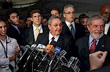 Ra&uacute;l Castro e Lula da Silva atenden os xornalistas