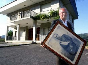 Sen&eacute;n Pousa cun retrato do seu admirado Francisco Franco