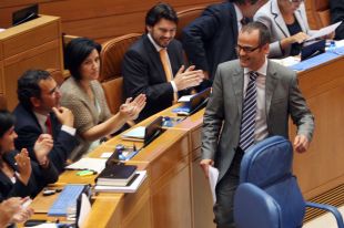 Os deputados do PPdeG aplauden a intervenci&oacute;n de Xes&uacute;s V&aacute;zquez