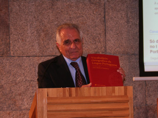 Momento da presentaci&oacute;n do Vocabul&aacute;rio Ortogr&aacute;fico da L&iacute;ngua Portuguesa, que incl&uacute;e o l&eacute;xico galego