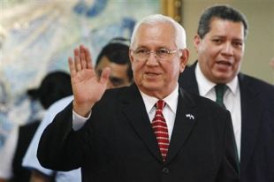 Os grupos econ&oacute;micos m&aacute;is conservadores do pa&iacute;s est&aacute;n a presionar o presidente golpista, Roberto Micheletti