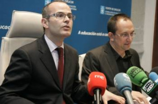 Lorenzo, co conselleiro de Educaci&oacute;n, no momento da presentaci&oacute;n das enquisas os pais