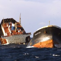 O m&eacute;rcores 13 de novembro de 2002, o Prestige sufr&iacute;a un accidente a 28 millas ao oeste das costas de Fisterra