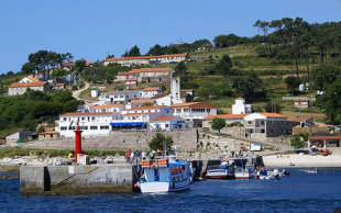 Imaxe que ofrece a Illa de Ons &aacute; chegada dos barcos, cos restaurantes como benvida /Flickr: David Tamargo
