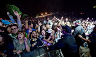 O p&uacute;blico brinca no concerto de Franz Ferdinand na edici&oacute;n de 2009 / Imaxe: Hugo Lima / Paredesdecoura.org