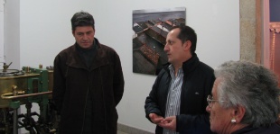 &Aacute; esquerda o artista, Fernando P&aacute;ez, xunto co delegado de Cultura da Deputaci&oacute;n, Antonio Veiga