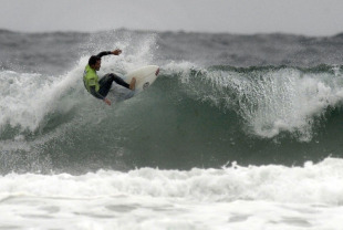 Un surfista no Ferrolterra movistar Pant&iacute;n Classic. Foto: pantinclassic.com