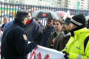 A Polic&iacute;a ameazou con cargar contra os traballadores de Termavi, na manifestaci&oacute;n desta cuarta feira / Foto: CIG
