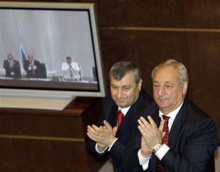 Os l&iacute;deres de Abkhazia (dereita) e Osetia do Sur aplauden a decisi&oacute;n dos deputados rusos