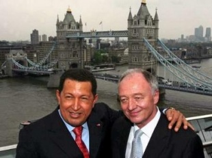 Livingstone e o presidente venezolano, Hugo Ch&aacute;vez, en Londres