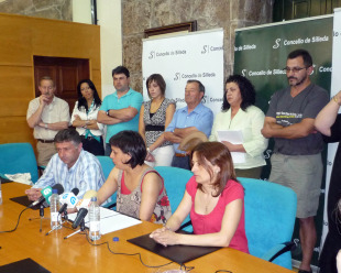 A socialista Paula Fern&aacute;ndez,no centro, poder&iacute;a ter as semanas contadas na Alcald&iacute;a