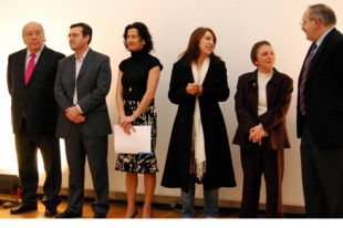 A conselleira de Cultura, &Aacute;nxela Bugallo, acompa&ntilde;ada de varios membros do xurado