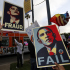 Cartaces contra Obama nunha recente manifestaci&oacute;n do colectivo 'gay' nos EUA