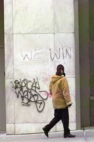 "Ga&ntilde;amos", graffiti nunha parede de Seattle o 2 de Nadal de 1999