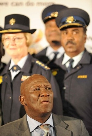 Bheki Cele, coordinador da Polic&iacute;a Nacional e home de confianza do presidente do pa&iacute;s, Jacob Zuma, avoga por dar m&aacute;is poderes aos axentes