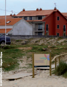 Edificios &aacute; beira do acceso ao ENP de Corrubedo