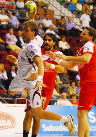 Pablo Mac&iacute;as, &aacute; dereita da imaxe, durante un partido da liga Asobal