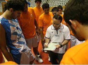 Diego Ocampo, d&aacute;ndolles instruci&oacute;ns aos xogadores