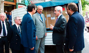 Aurelio Miras e Castelao Braga&ntilde;a en 2002 entregando menci&ntilde;as en Bos Aires