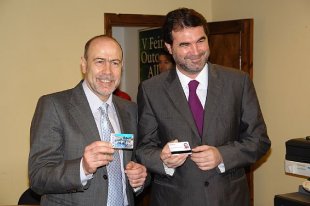 O alcalde de Allariz, Francisco Garc&iacute;a, e o vicepresidente da Xunta amosan a tarxeta de acceso a Allariz Dixital / Concello de Allariz