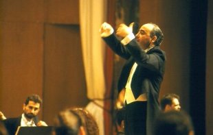 Maximino Zumalave, dirixindo a Real Filharmon&iacute;a de Galicia